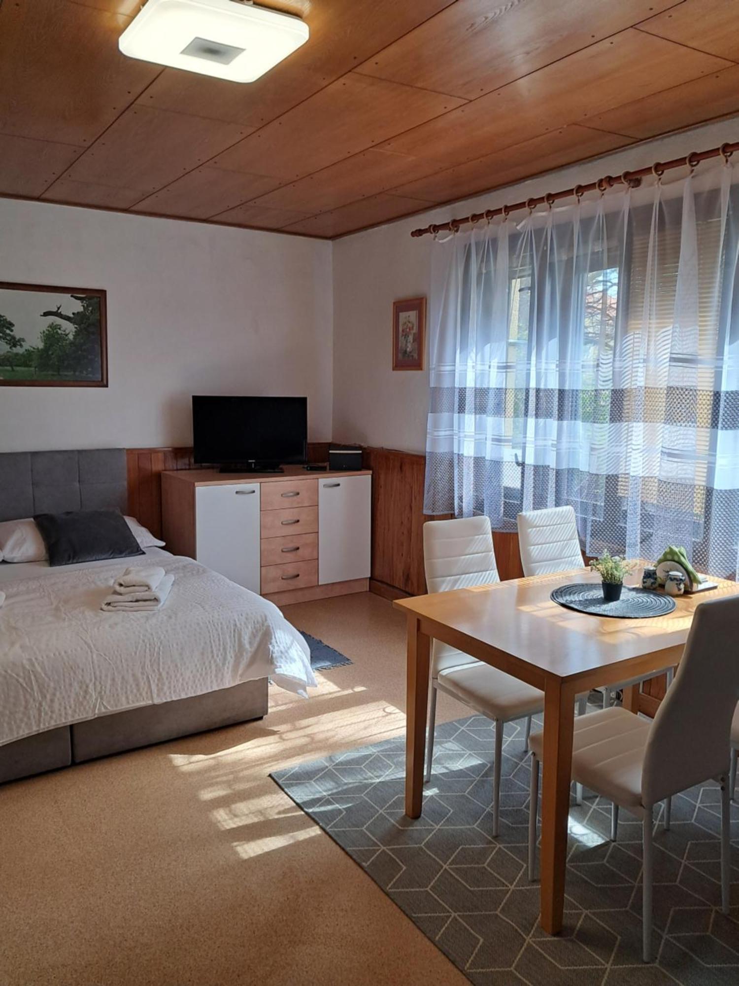 Ubytovani Nad Sklipkem ヴァルチツェ エクステリア 写真